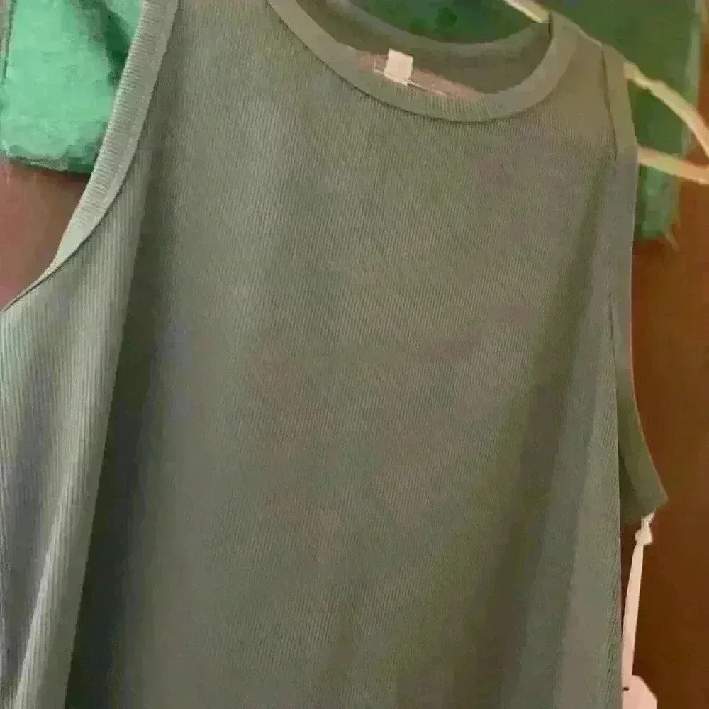 Woman’s ribbed tank top